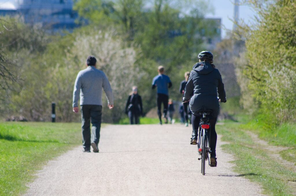 Poruszanie się pieszo lub na rowerze, to ważna codzienna aktywność. Mało jem i nie chudnę - może za mało się ruszasz?
