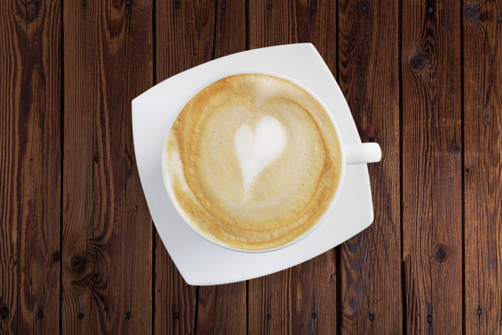 Jeśli tylko ją lubisz, to kawa jak najbardziej może znaleźć się w Twoim codziennym menu!