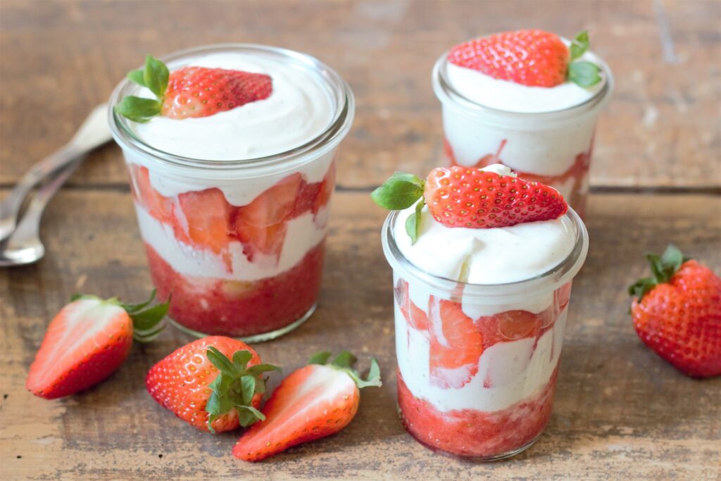 Wybieranie jogurtu naturalnego i wymieszanie go z owocami, to świetny sposób na oszczędzanie kalorii.